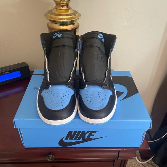 AIR JORDAN RETRO 1 UNC Size 10.5 - Picture 2 of 7